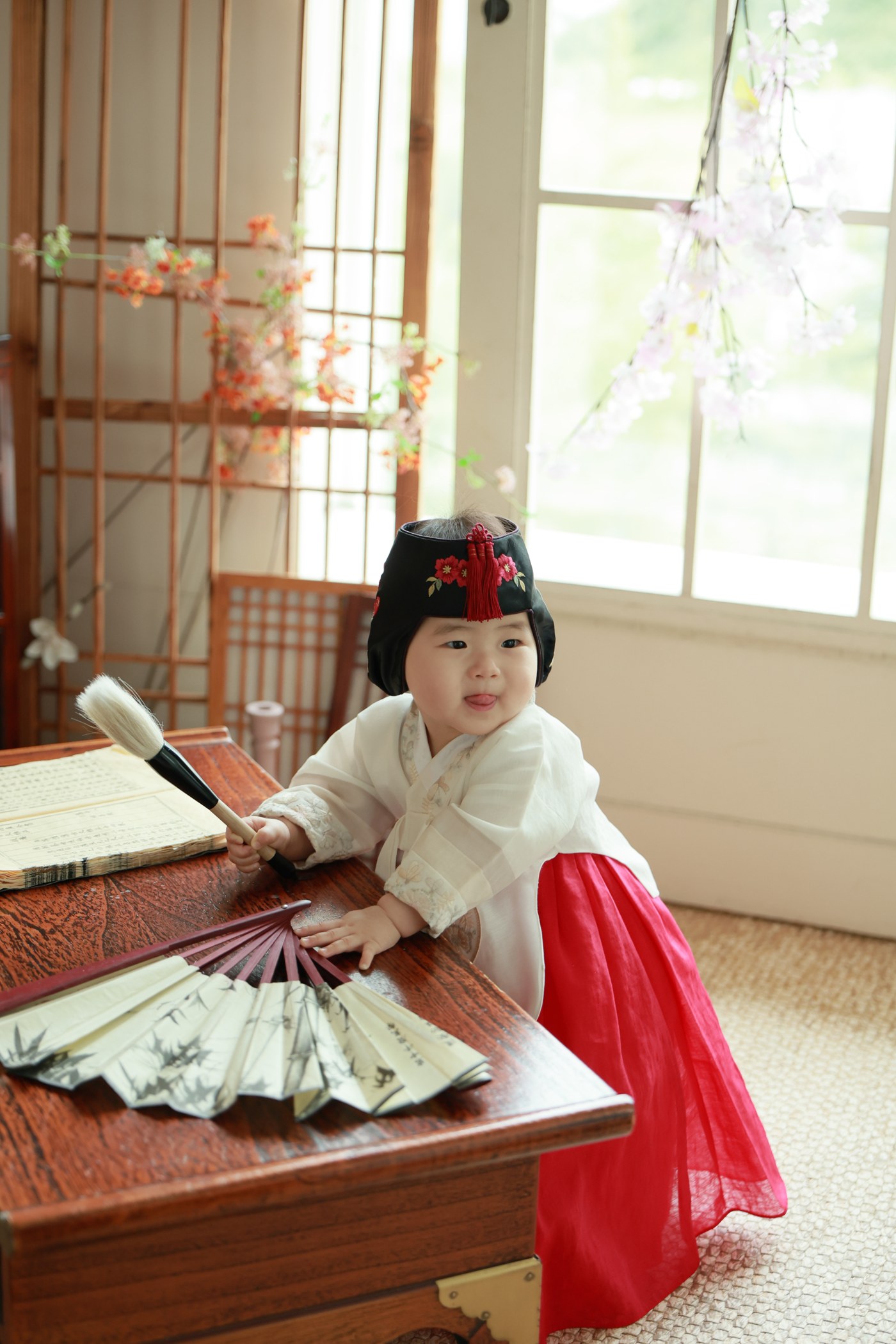 한복을 입은 윤슬이 돌 사진